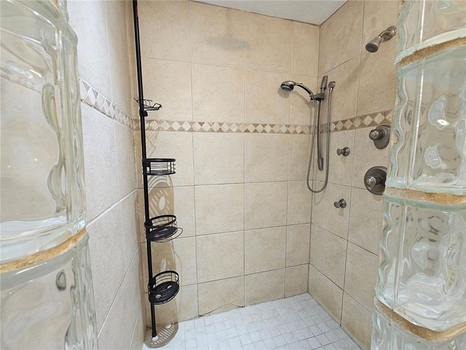 Activo con contrato: $299,900 (2 camas, 2 baños, 1161 Pies cuadrados)