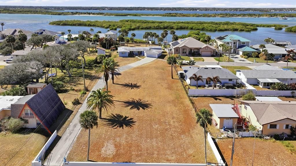 На продажу: $350,000 (0.23 acres)