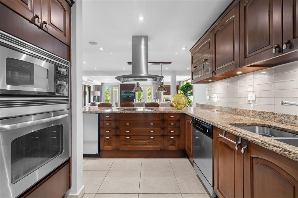 En Venta: $1,599,000 (4 camas, 3 baños, 3010 Pies cuadrados)