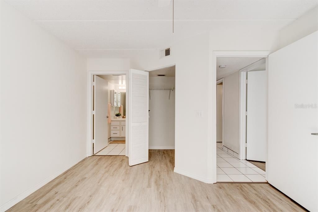 На продажу: $128,900 (2 спален, 2 ванн, 864 Квадратных фут)