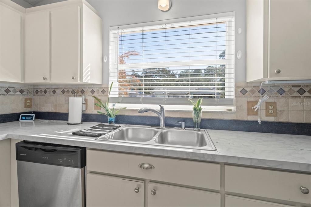 Active With Contract: $295,000 (3 beds, 2 baths, 1424 Square Feet)