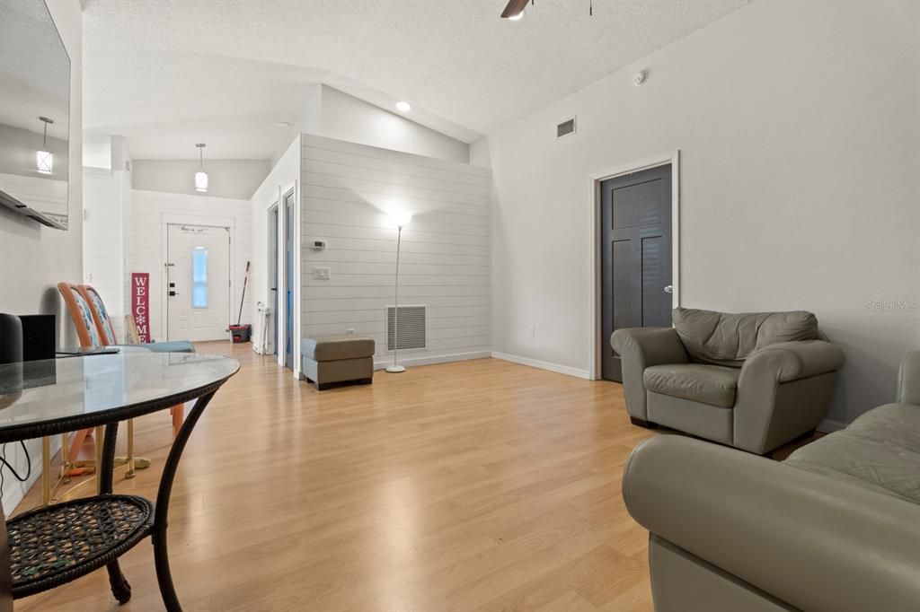 Active With Contract: $295,000 (3 beds, 2 baths, 1424 Square Feet)