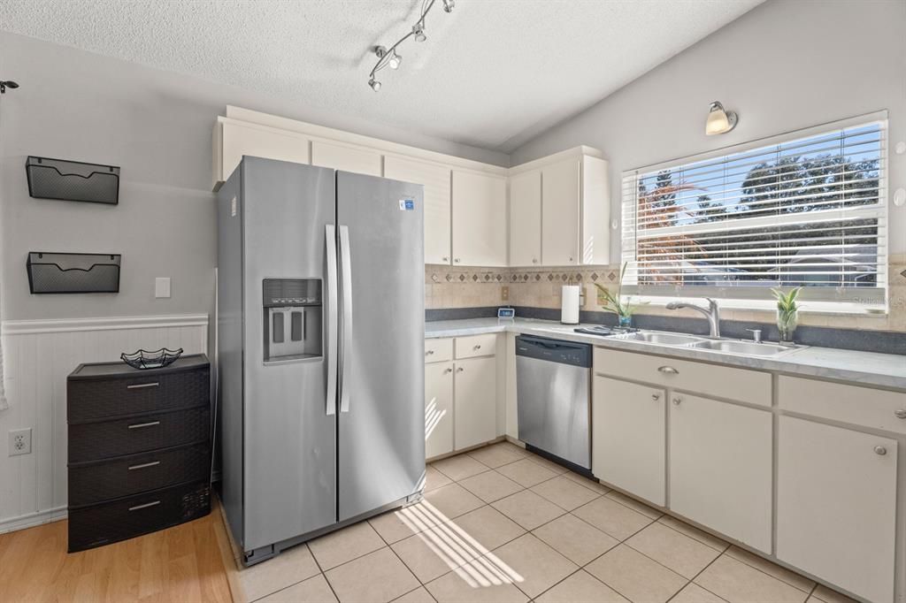 Active With Contract: $295,000 (3 beds, 2 baths, 1424 Square Feet)