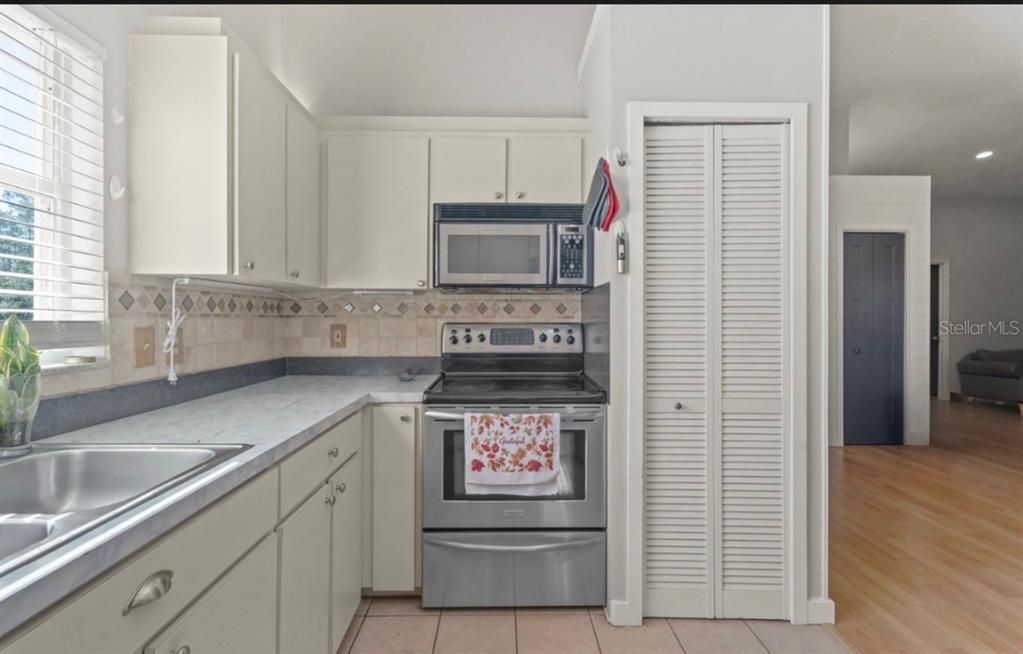 Active With Contract: $295,000 (3 beds, 2 baths, 1424 Square Feet)