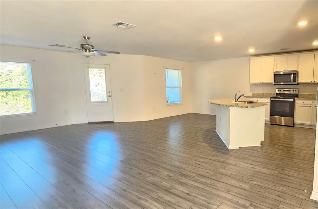 Active With Contract: $190,000 (3 beds, 2 baths, 1635 Square Feet)