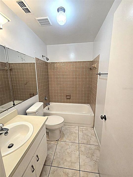 Activo con contrato: $199,900 (2 camas, 2 baños, 1180 Pies cuadrados)