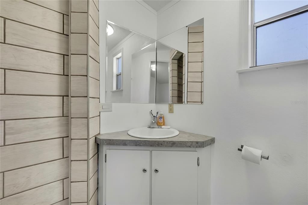 For Sale: $199,000 (2 beds, 2 baths, 840 Square Feet)