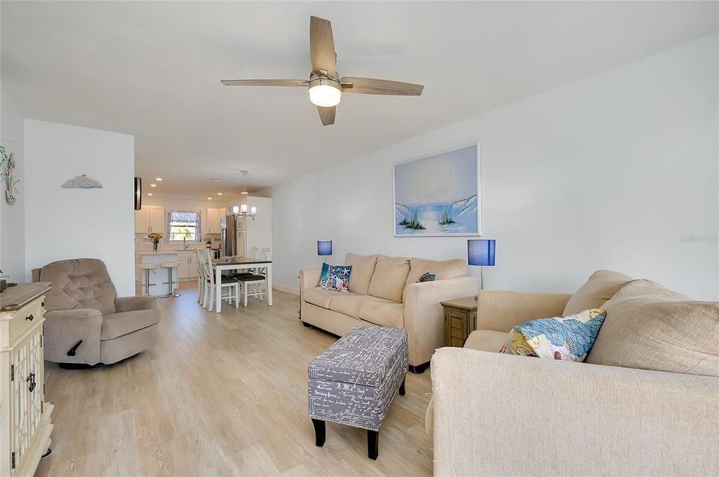 En Venta: $159,900 (2 camas, 2 baños, 946 Pies cuadrados)