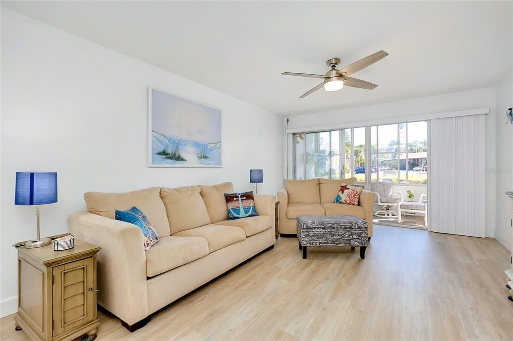 En Venta: $159,900 (2 camas, 2 baños, 946 Pies cuadrados)