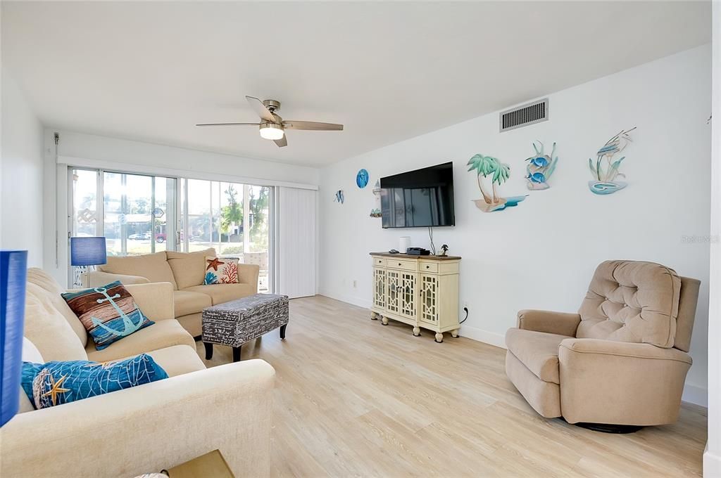 En Venta: $159,900 (2 camas, 2 baños, 946 Pies cuadrados)