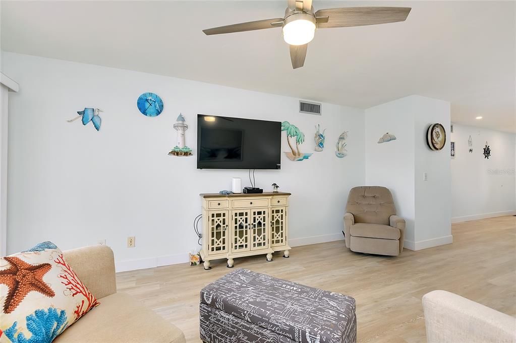 En Venta: $159,900 (2 camas, 2 baños, 946 Pies cuadrados)