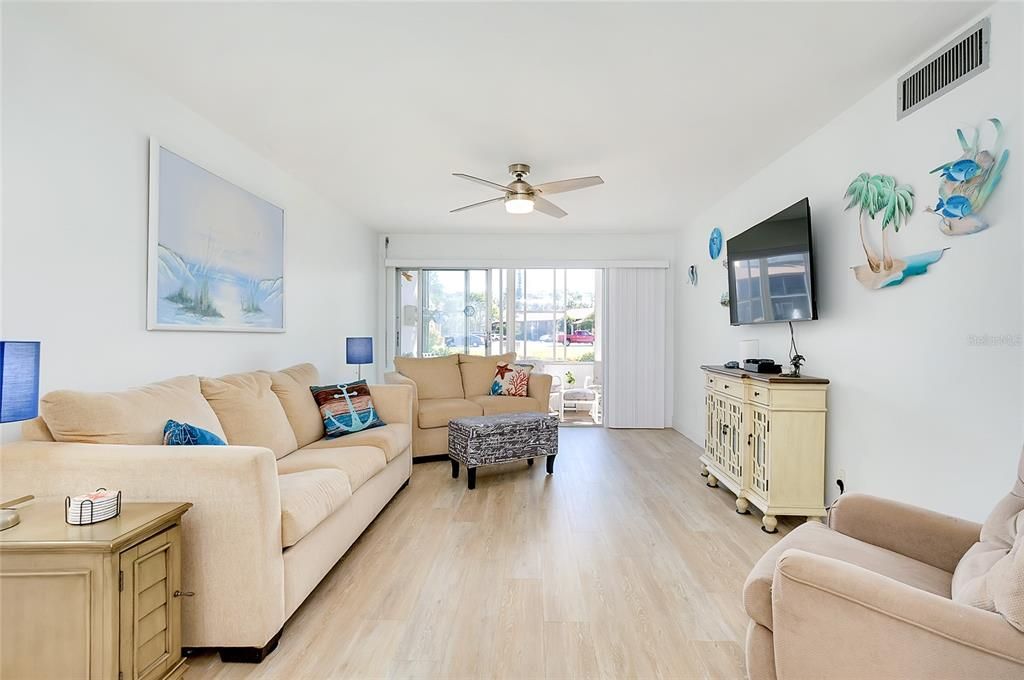 En Venta: $159,900 (2 camas, 2 baños, 946 Pies cuadrados)