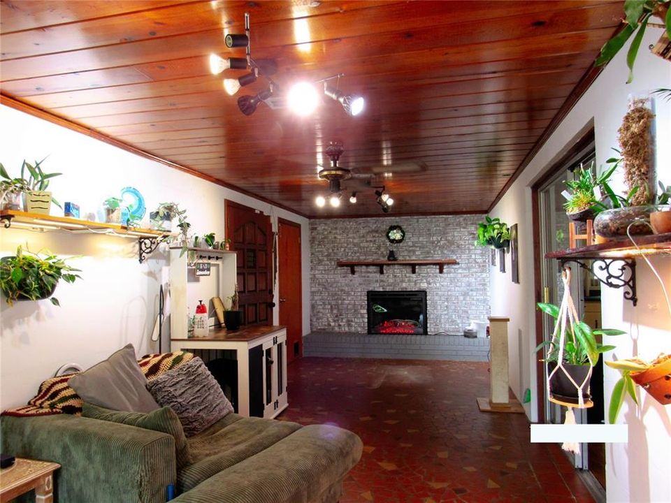 For Sale: $325,000 (3 beds, 2 baths, 1780 Square Feet)
