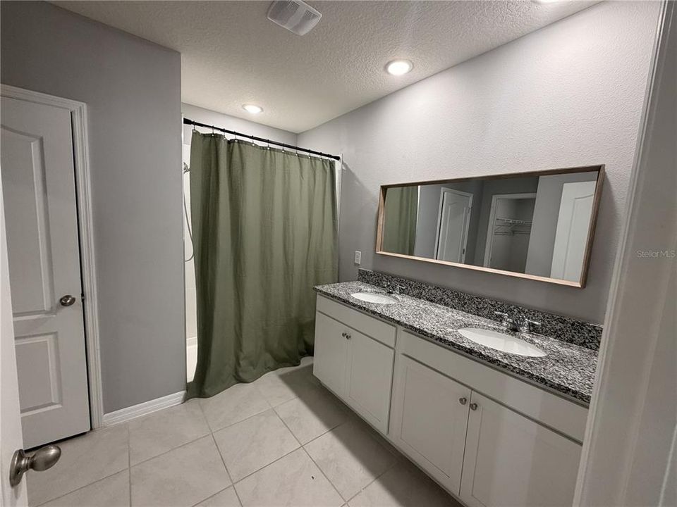 Activo con contrato: $2,450 (4 camas, 2 baños, 1830 Pies cuadrados)