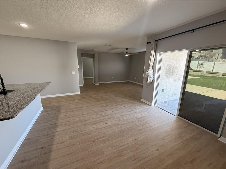 Activo con contrato: $2,450 (4 camas, 2 baños, 1830 Pies cuadrados)