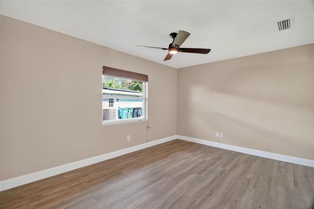 En Venta: $725,000 (4 camas, 2 baños, 3000 Pies cuadrados)
