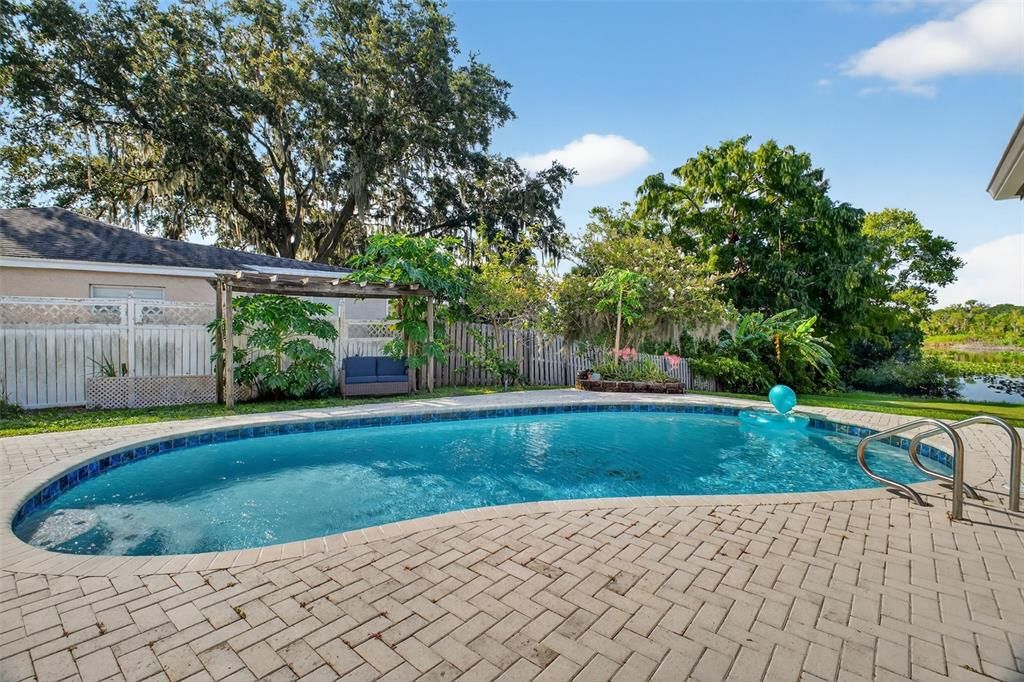En Venta: $725,000 (4 camas, 2 baños, 3000 Pies cuadrados)