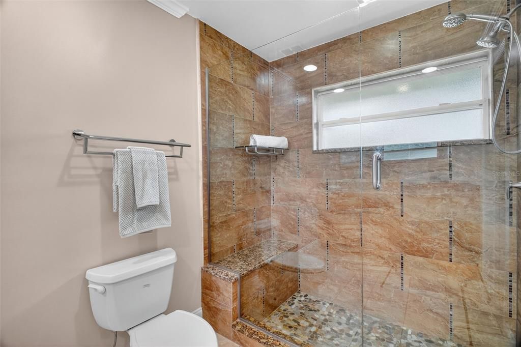 En Venta: $725,000 (4 camas, 2 baños, 3000 Pies cuadrados)