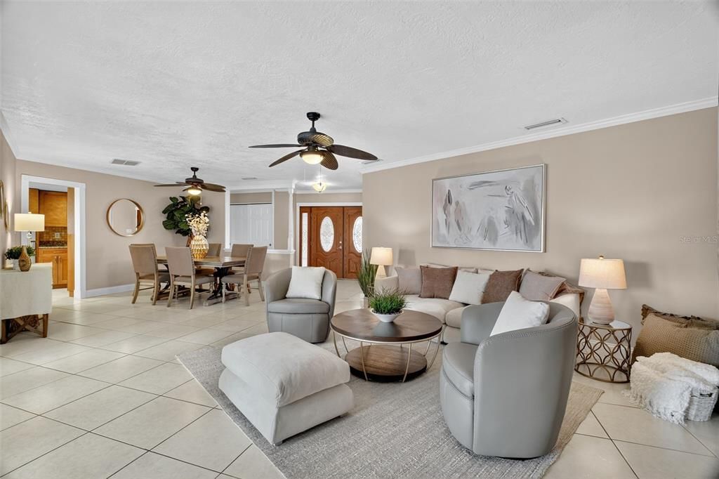 En Venta: $725,000 (4 camas, 2 baños, 3000 Pies cuadrados)