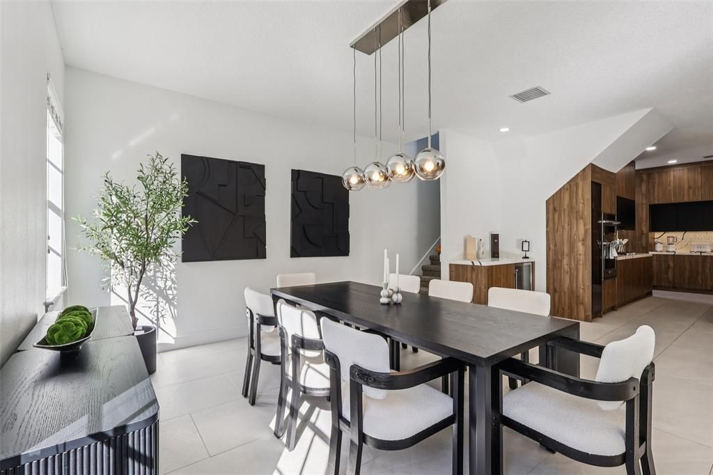 合同活跃: $1,349,000 (4 贝兹, 3 浴室, 2937 平方英尺)