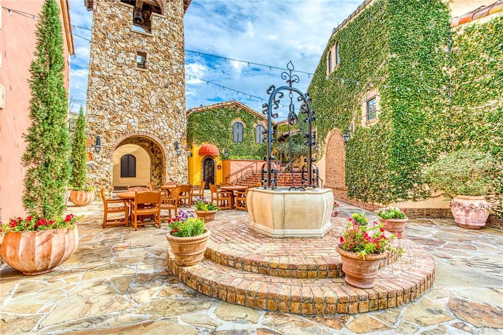 待售: $1,225,000 (1.24 acres)