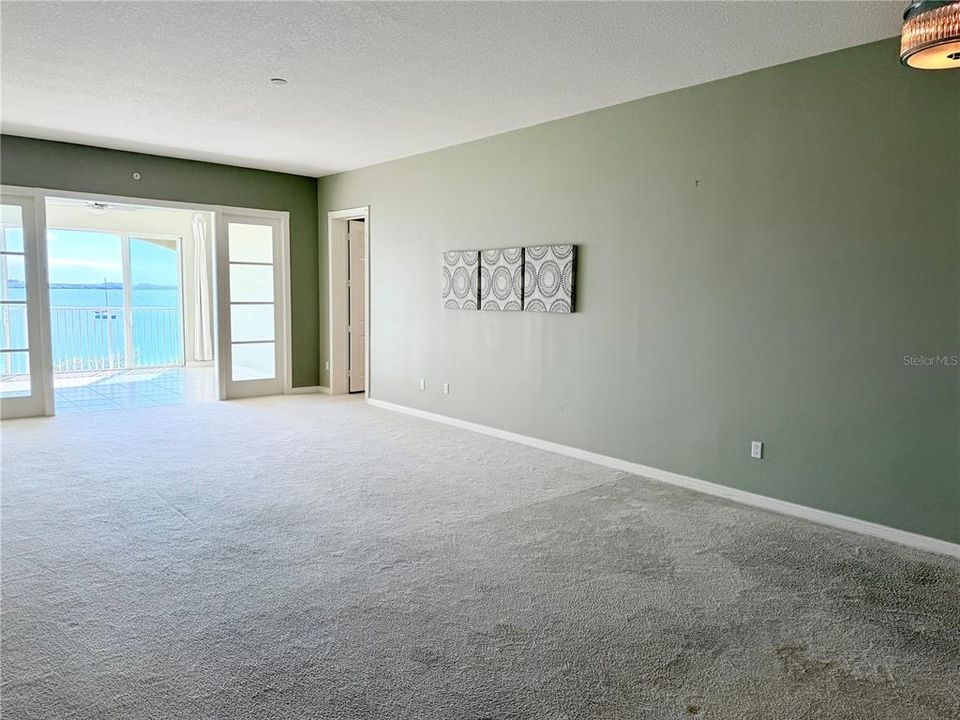 For Sale: $607,000 (2 beds, 2 baths, 1989 Square Feet)