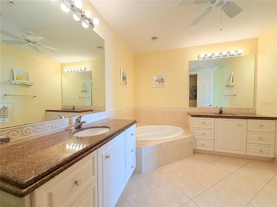 For Sale: $607,000 (2 beds, 2 baths, 1989 Square Feet)