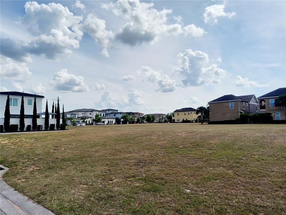 На продажу: $180,000 (0.12 acres)