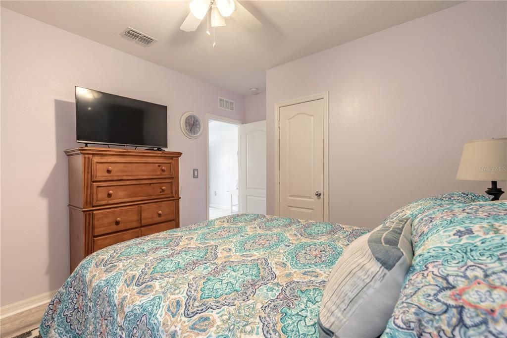 Activo con contrato: $379,000 (4 camas, 2 baños, 1850 Pies cuadrados)