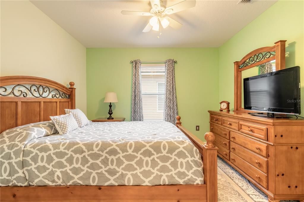 Activo con contrato: $379,000 (4 camas, 2 baños, 1850 Pies cuadrados)