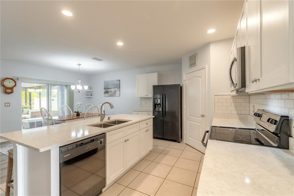 Activo con contrato: $379,000 (4 camas, 2 baños, 1850 Pies cuadrados)