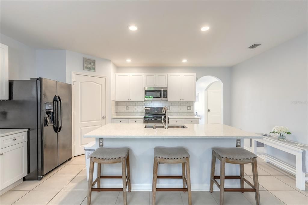 Activo con contrato: $379,000 (4 camas, 2 baños, 1850 Pies cuadrados)