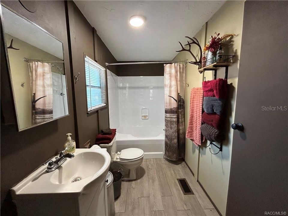 Под контрактом: $225,000 (3 спален, 2 ванн, 1456 Квадратных фут)