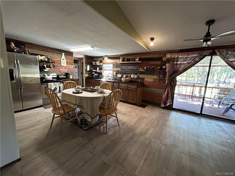 Под контрактом: $225,000 (3 спален, 2 ванн, 1456 Квадратных фут)