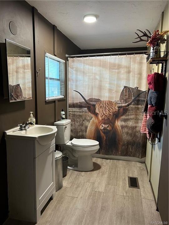 Под контрактом: $225,000 (3 спален, 2 ванн, 1456 Квадратных фут)