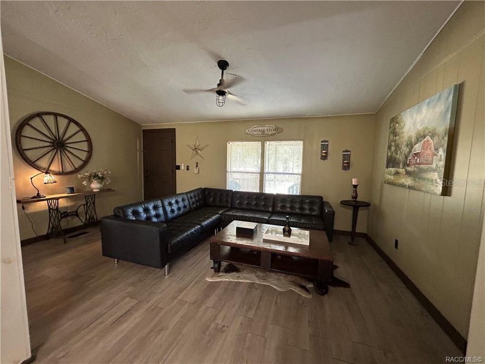 Под контрактом: $225,000 (3 спален, 2 ванн, 1456 Квадратных фут)