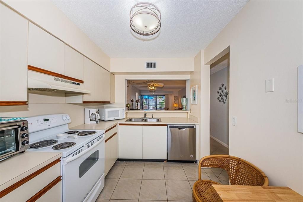 В аренду: $5,790 (2 спален, 2 ванн, 945 Квадратных фут)