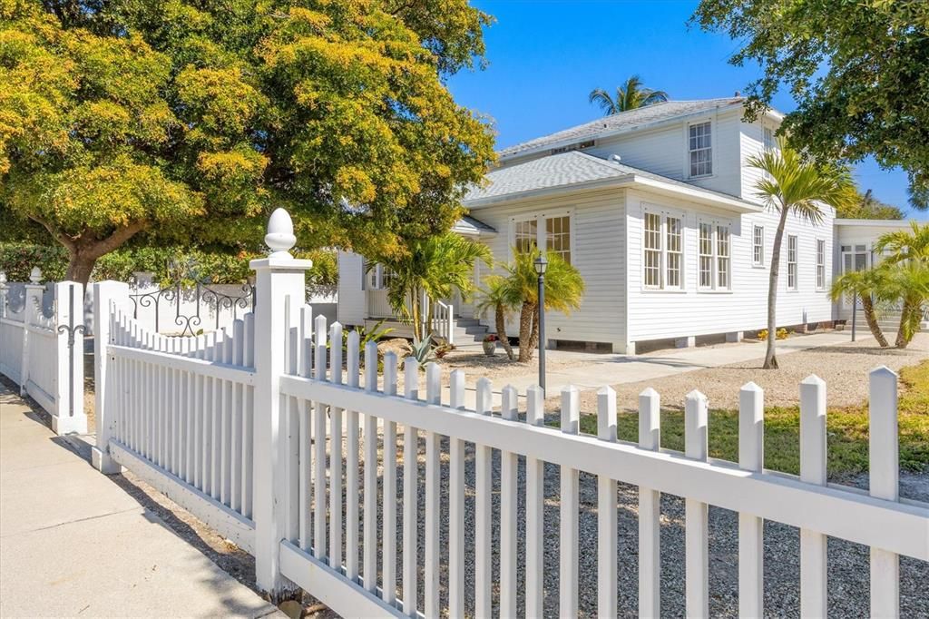For Sale: $4,950,000 (7 beds, 4 baths, 3902 Square Feet)
