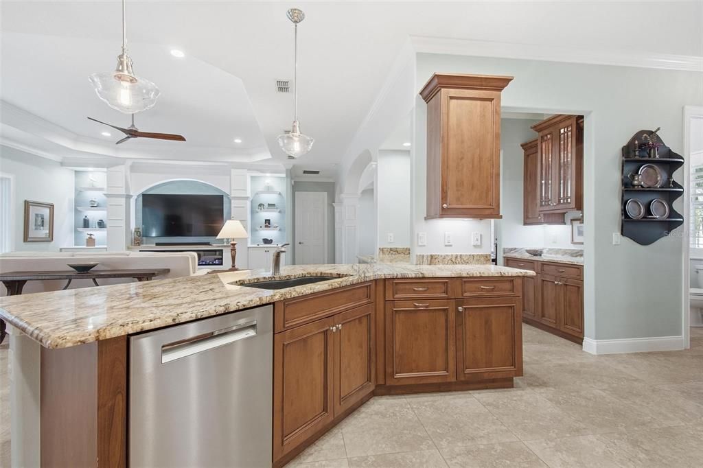 Activo con contrato: $799,000 (4 camas, 2 baños, 2733 Pies cuadrados)