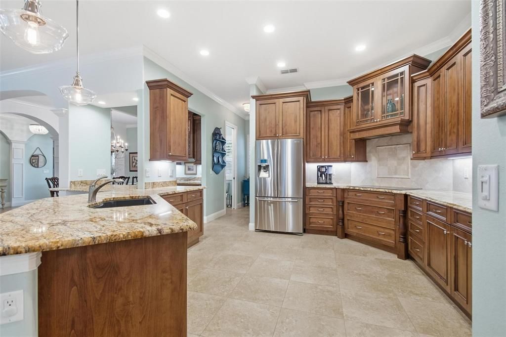 Activo con contrato: $799,000 (4 camas, 2 baños, 2733 Pies cuadrados)