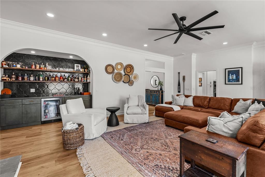 En Venta: $1,249,000 (5 camas, 2 baños, 3947 Pies cuadrados)