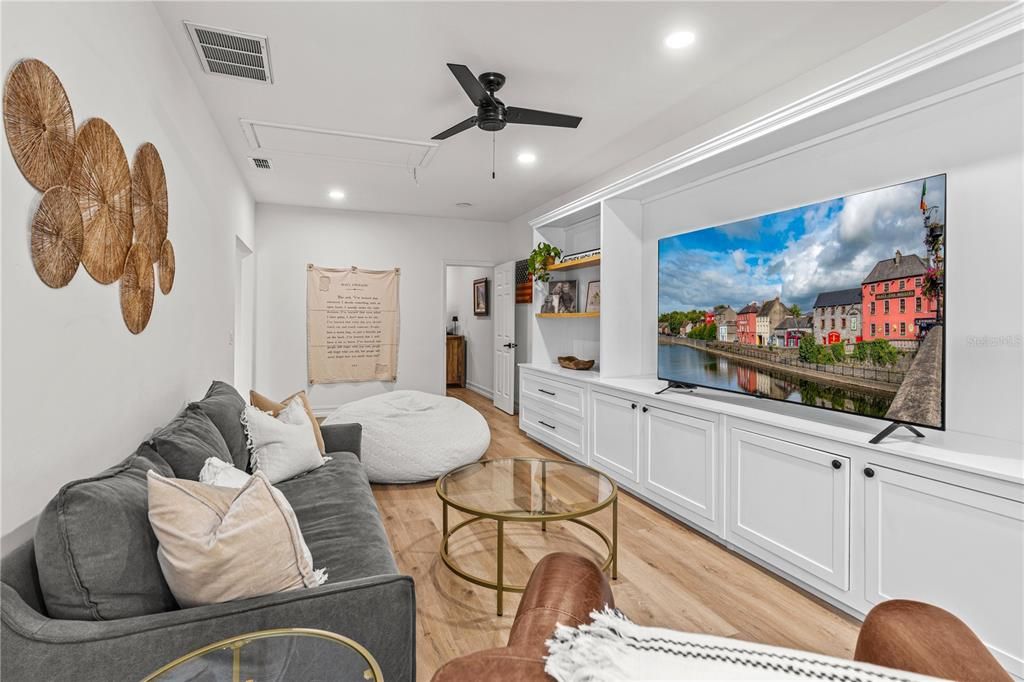 En Venta: $1,249,000 (5 camas, 2 baños, 3947 Pies cuadrados)
