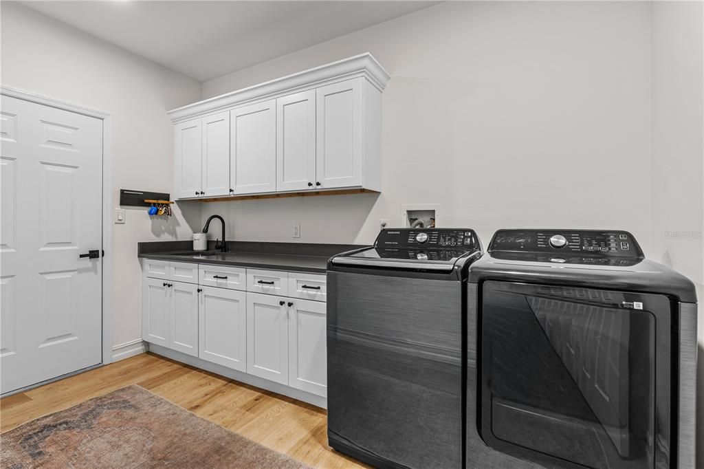 En Venta: $1,249,000 (5 camas, 2 baños, 3947 Pies cuadrados)