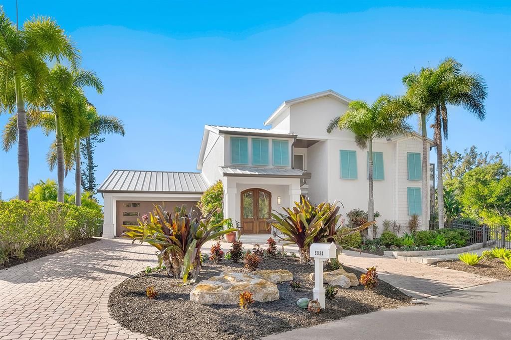 For Sale: $2,995,000 (4 beds, 6 baths, 4652 Square Feet)