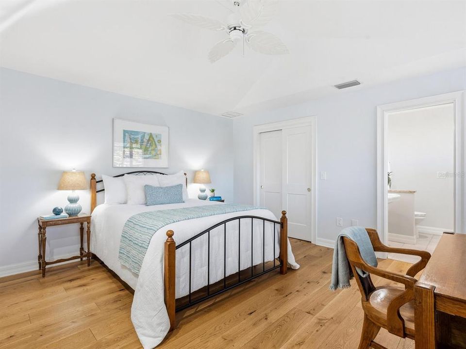 For Sale: $2,995,000 (4 beds, 6 baths, 4652 Square Feet)