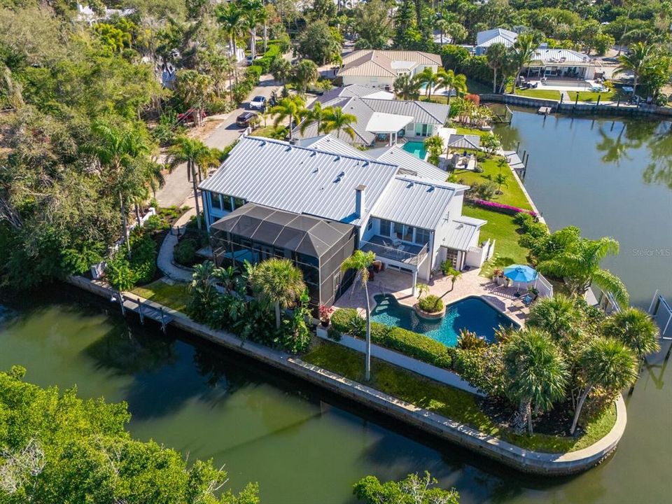For Sale: $2,995,000 (4 beds, 6 baths, 4652 Square Feet)