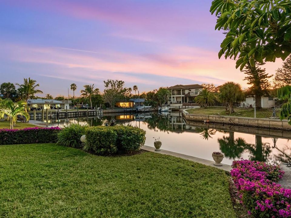 For Sale: $2,995,000 (4 beds, 6 baths, 4652 Square Feet)