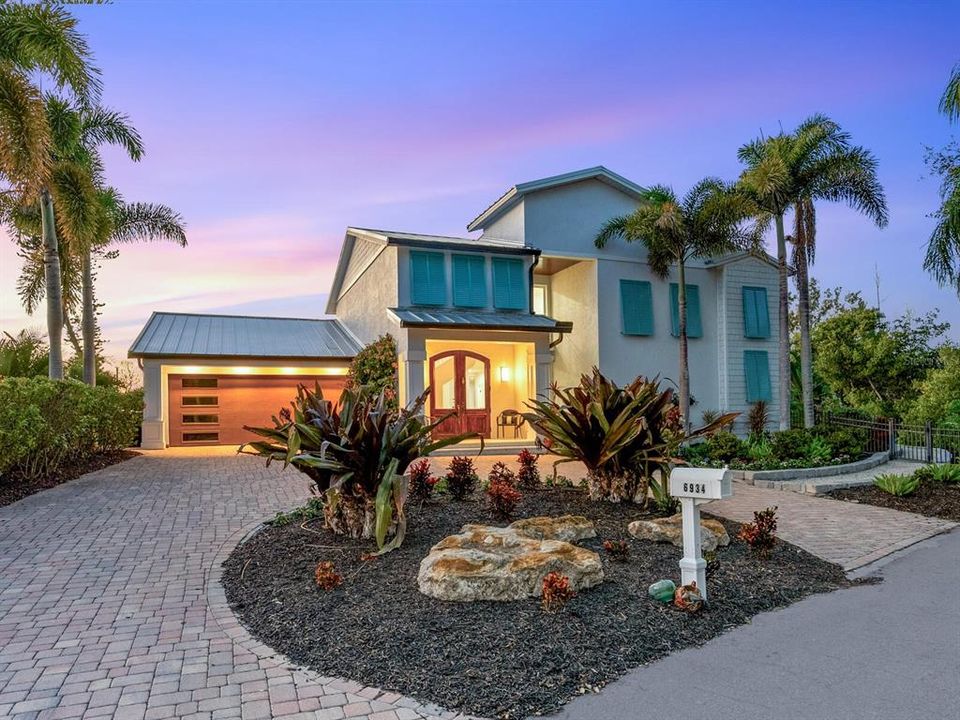 For Sale: $2,995,000 (4 beds, 6 baths, 4652 Square Feet)