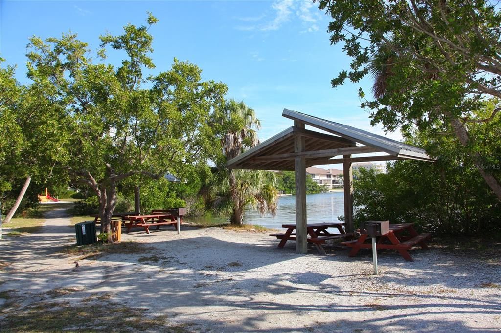 For Sale: $2,995,000 (4 beds, 6 baths, 4652 Square Feet)