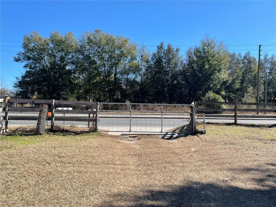 For Sale: $149,999 (2 beds, 2 baths, 924 Square Feet)